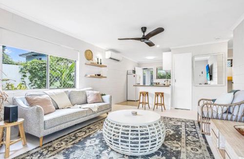 Holloways Beach House | Bright and Spacious Triplex Near Holloways Beach