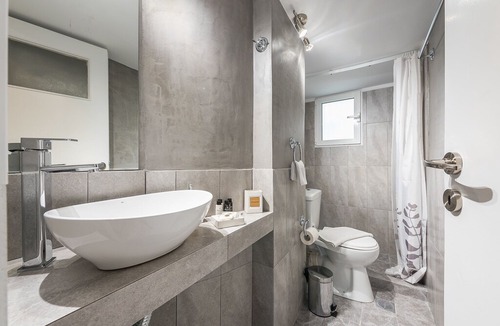 Thissio Apartment | Bright apt in the heart of Athens