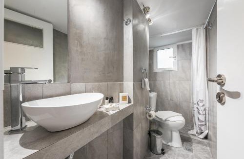 Thissio Apartment | Bright apt in the heart of Athens