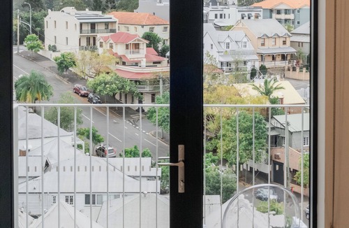 Spring Hill Apartment | Bright Brisbane CBD resort-style escape