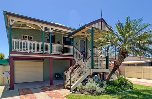 Maroochydore House | Broadsea 48 - Three Bedroom Queenslander Home with Three Ensuites, Pool and Pool House - sleeps 7!