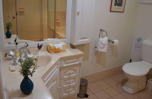 Brookfield House | Brookfield Cottage in beautiful jacaranda gardens with solar and air con.