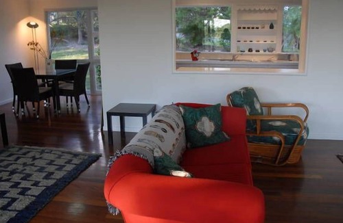 Brookfield House | Brookfield Cottage in beautiful jacaranda gardens with solar and air con.