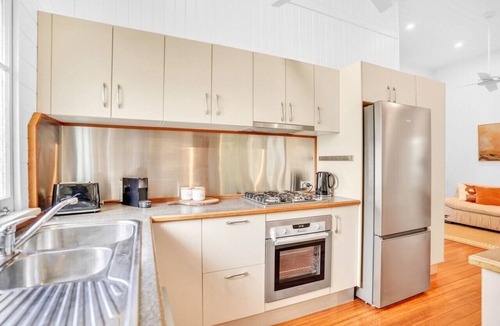 Westcourt Apartment | Buchan House Verandah Suite- Classic Queenslander Retreat | Private 3-Bed Oasis | Free Parking & Wi-Fi