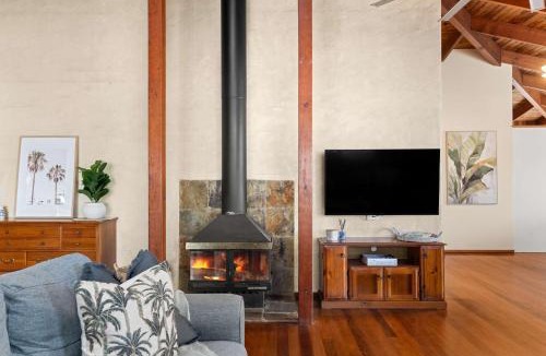 Buderim House | Buderim Rustic Retreat - Pool & Pet Friendly