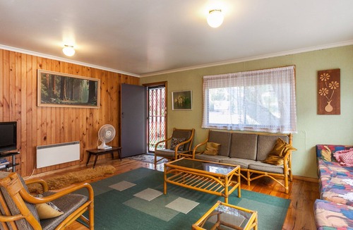 Anglesea House | Budget Accomodation