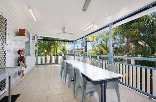 Cairns North Apartment | Budget Group Stay, 5 BR in 2nd floor Queenslander