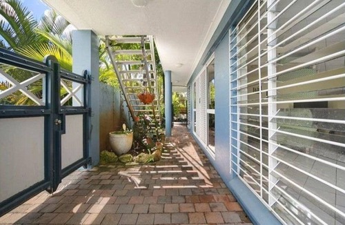 Cairns North Apartment | Budget Group Stay, 5 BR in 2nd floor Queenslander