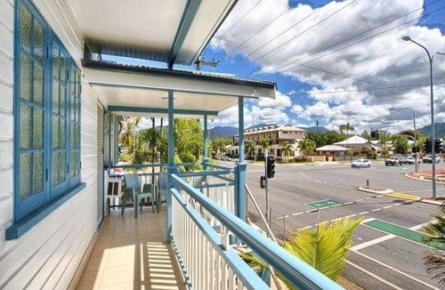 Cairns North Apartment | Budget Group Stay, 5 BR in 2nd floor Queenslander
