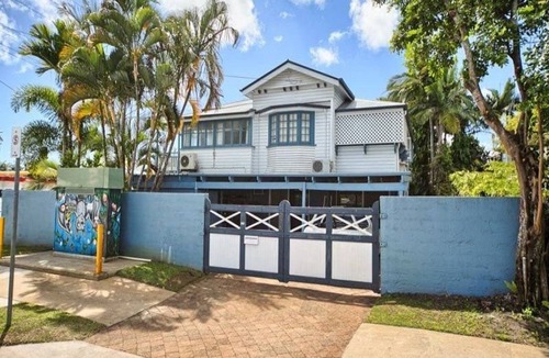 Cairns North Apartment | Budget Group Stay, 5 BR in 2nd floor Queenslander
