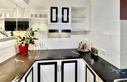 Burleigh Heads Apartment | Burleigh Heads Koala Park Pool & Parking
