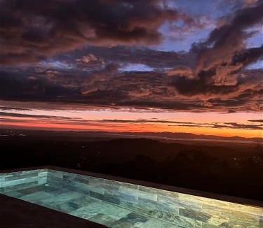 Miramar House | Cabaña con piscina y vista al mar