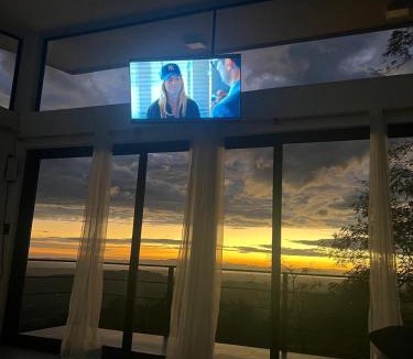 Miramar House | Cabaña con piscina y vista al mar