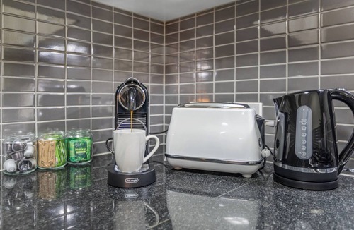 Westcourt Apartment | Cairns 2BR Palms Stay Top Floor & Pool View