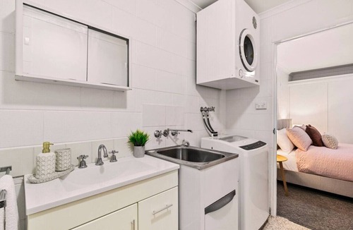 Edge Hill Apartment | Cairns Retro Studio Charm in Edge Hill