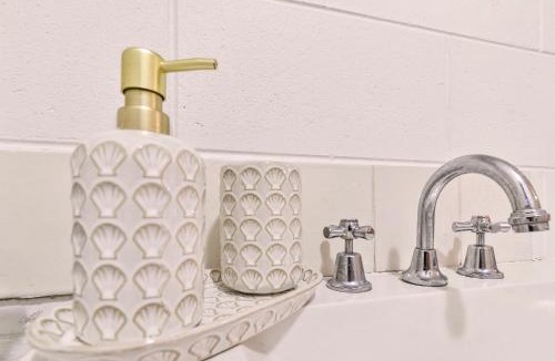 Edge Hill Apartment | Cairns Retro Studio Charm in Edge Hill