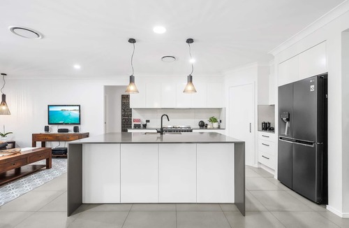 Upper Coomera House | Calm By Khove Summary