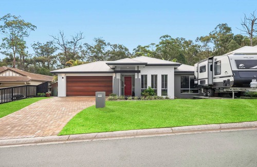 Upper Coomera House | Calm By Khove Summary