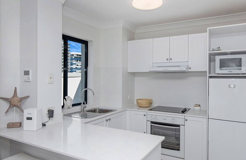 Coolangatta Apartment | Calypso Plaza Resort Unit 462 Resort style complex on the beachfront in the heart of Coolangatta