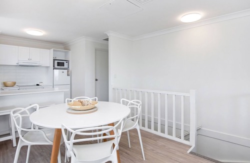 Coolangatta Apartment | Calypso Plaza Resort Unit 462 Resort style complex on the beachfront in the heart of Coolangatta