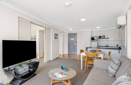 Coolangatta Apartment | Calypso Plaza Resort Unit 429 Beachfront Resort Style complex in the heart of Coolangatta