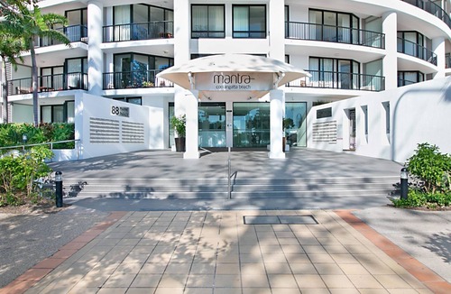 Coolangatta Apartment | Calypso Tower Unit 807 Three bedroom beachfront apartment in central Coolangatta