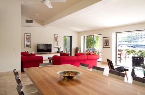 Noosa Heads House | Canalfront Retreat, Private Jetty & Pool