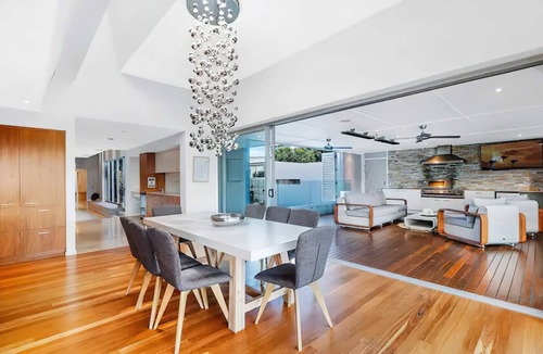 Pelican Waters House | Canalhouse Caloundra—Pontoon, Pool & Pizza Nights