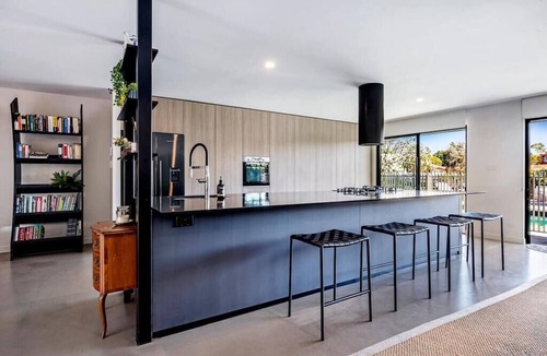 Surfers Paradise House | Capri Waterfront Oasis Pool, 4bd steps to Surfers