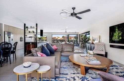 Surfers Paradise House | Capri Waterfront Oasis Pool, 4bd steps to Surfers