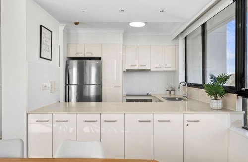 Main Beach Apartment | Carrington Family Beach Getaway - Ocean View, WiFi