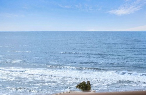 Main Beach Apartment | Carrington Family Beach Getaway - Ocean View, WiFi