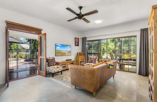 Holloways Beach Apartment | Casa De Playa - Beach Townhouse