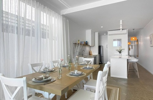 Nelly Bay House | Casa del Sol – A spacious tropical retreat with stunning water and mountain views