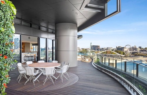 Brisbane Central Business District Apartment | CASSA ONE - The Heart of CBD & River View w/Pool