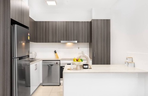 Toowong Apartment | Central of Toowong! Neat Apt Near Station