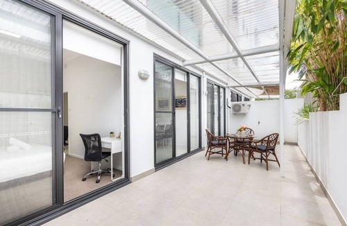 Toowong Apartment | Central of Toowong! Neat Apt Near Station