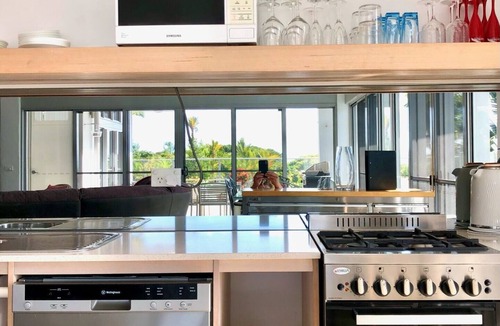 Port Douglas Apartment | Centrally located ground floor of 2 storey Artist's modern studio house.