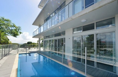 Port Douglas Apartment | Centrally located ground floor of 2 storey Artist's modern studio house.