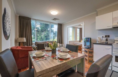 Auchenflower Apartment | Charming 1BR Auchenflower Apt with Parking Near UQ
