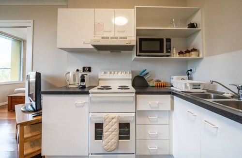 Auchenflower Apartment | Charming 1BR Auchenflower Apt with Parking Near UQ