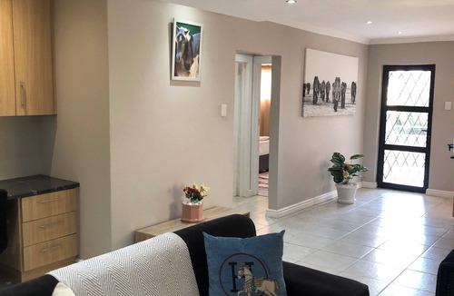 Port Elizabeth Apartment | Charming 2-bedroom apartment with WiFi in Gqeberha