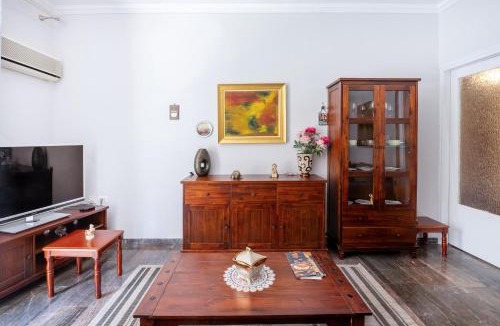 Zavlani Apartment | Charming & Authentic Gem - Walk to Port & Shops!