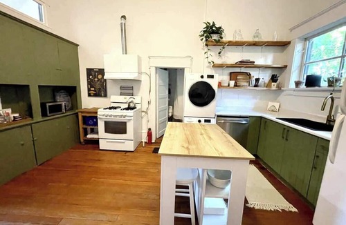 Marpole Apartment | *Charming high-ceiling Home in South Van w/YARD!