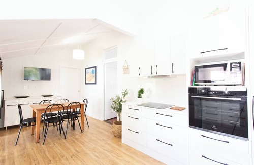 Dunwich House | Charming QLD-style cottage, in Dunwich the Perfect base to explore Nth Straddie