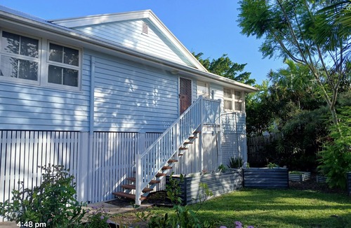 Beachmere House | Charming Queenslander in Beachmere: WiFi, A/C, Netflix, Kayo, Sleeps up to 10.