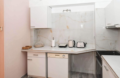 Mitilinii Apartment | Charming Samos Escape with a Jacuzzi and a Balcony