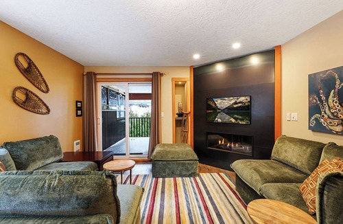 Courtenay Ski Chalet | Chateau Cona Lower - hot tub, ski in/ski out