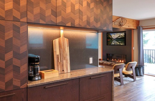 Courtenay Ski Chalet | Chateau Cona Upper -hot tub, sauna, ski in/ski out