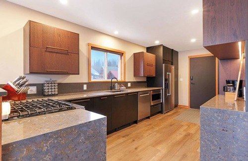 Courtenay Ski Chalet | Chateau Cona - Slopeside, hot-tub and Sauna!